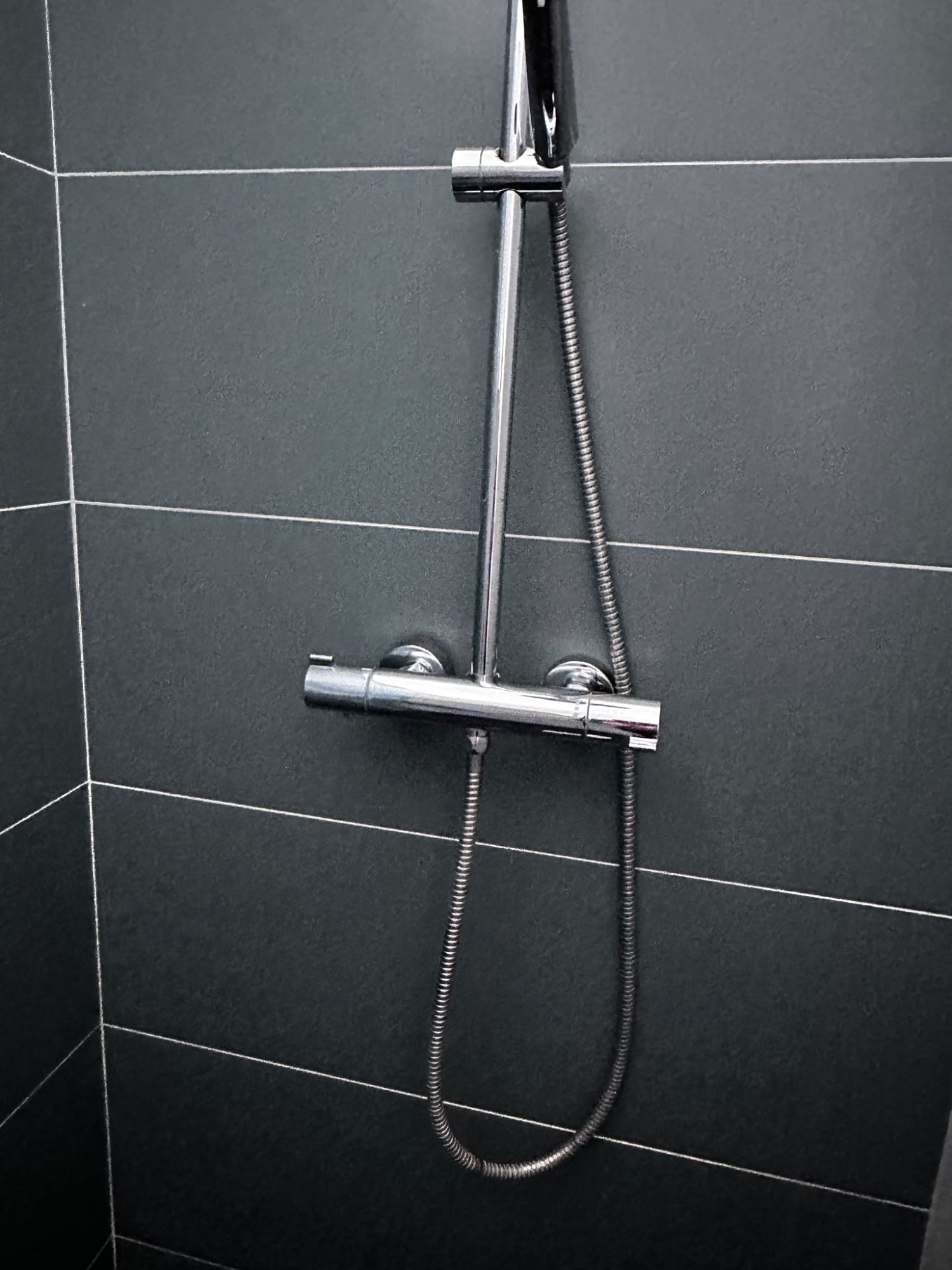 Douche propre et robinetterie brillante après le ménage BNB Cleaner à Arras